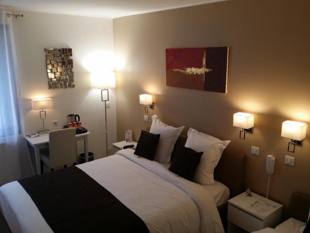 Postel nebo postele na pokoji v ubytování Hôtel Beausoleil