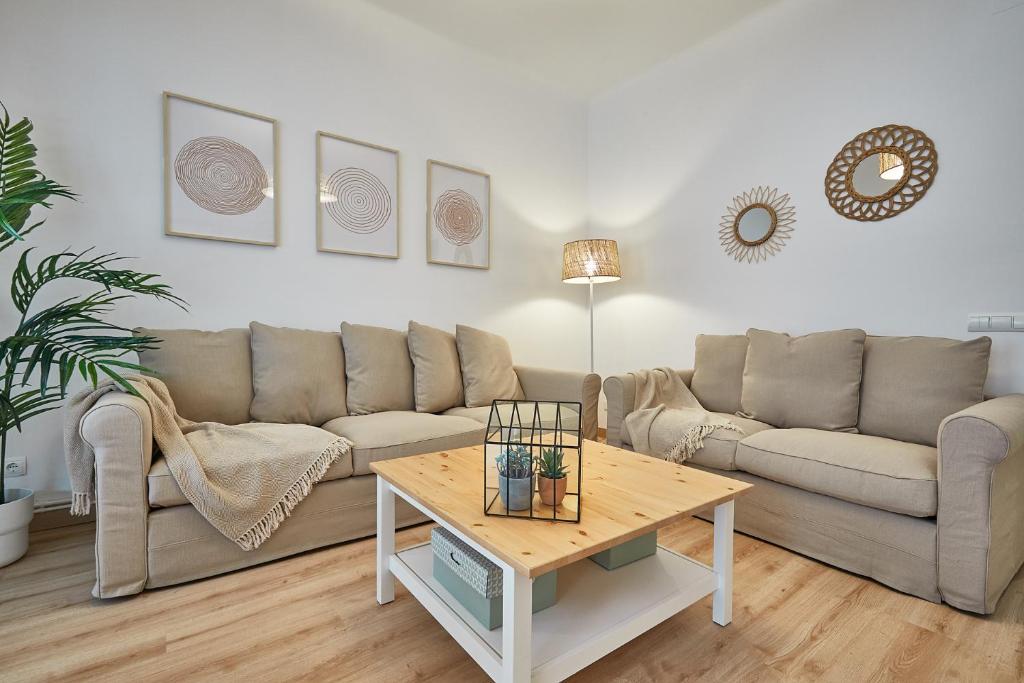uma sala de estar com dois sofás e uma mesa de centro em BBarcelona Calabria Flat em Barcelona