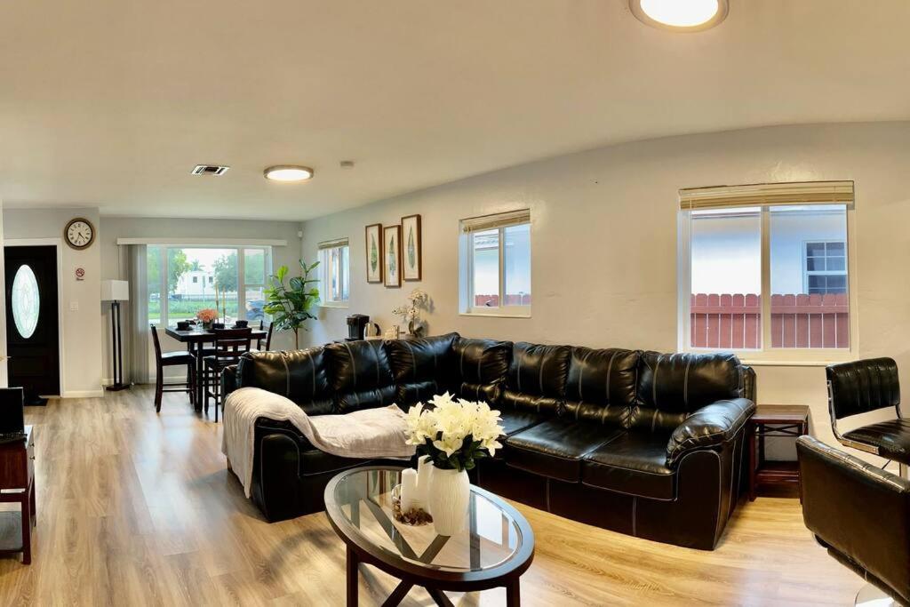 The Sunshine House! Best location in Hollywood!, Hollywood (updated