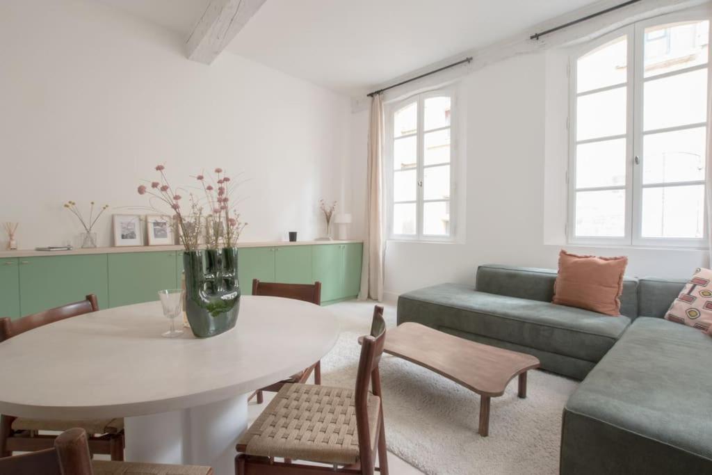 sala de estar con mesa y sofá en Brune, Clim - Ultra Central, en Arles