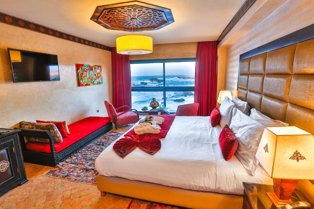 Habitación de hotel con cama y ventana en Riad Mimouna en Essaouira