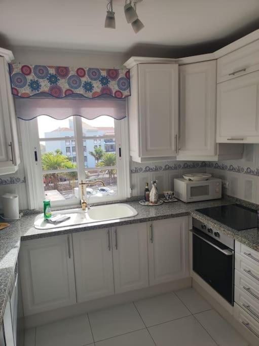 A kitchen or kitchenette at Penthouse Sabina mit Jacuzzi
