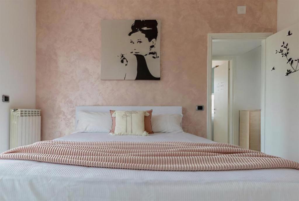 - une chambre avec un grand lit orné d'une peinture murale dans l'établissement Casa Martina, à Castelletto sopra Ticino