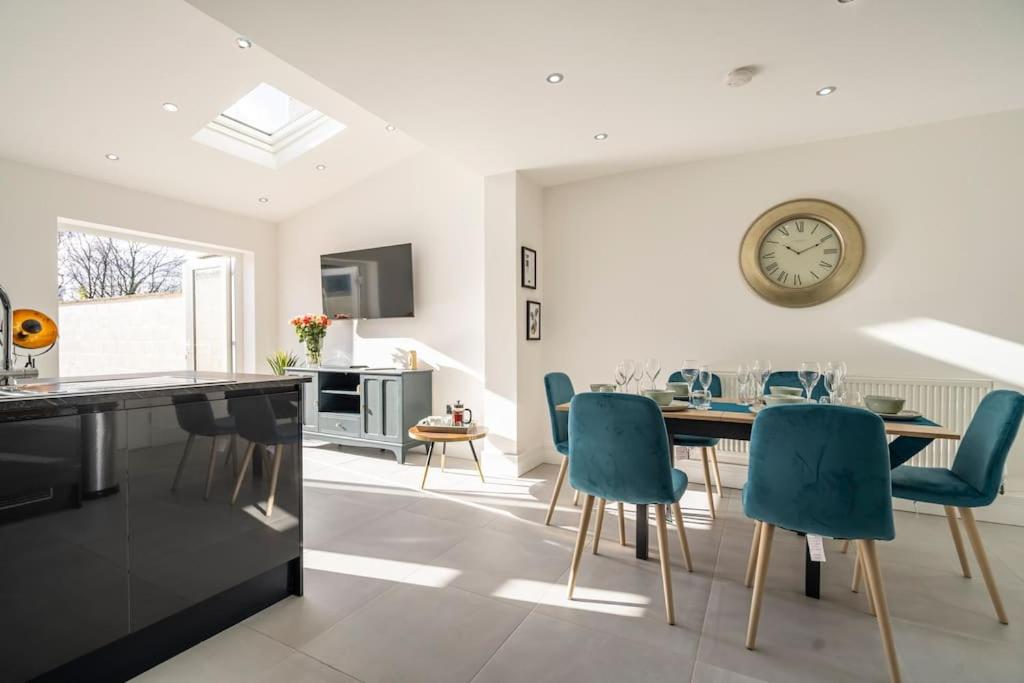 cocina y comedor con reloj en la pared en Ansley house, en Arley