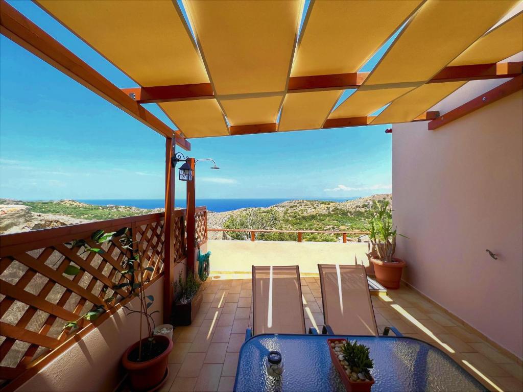 balcón con bañera de hidromasaje y vistas al océano en Villa Rosemari, Anatoli Apartment en Afráta