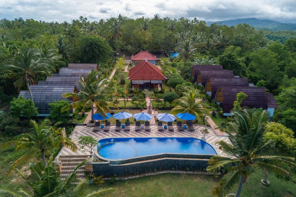einen Luftblick auf ein Resort mit einem Pool in der Unterkunft Penida Sunset Ocean View Bungalows in Nusa Penida