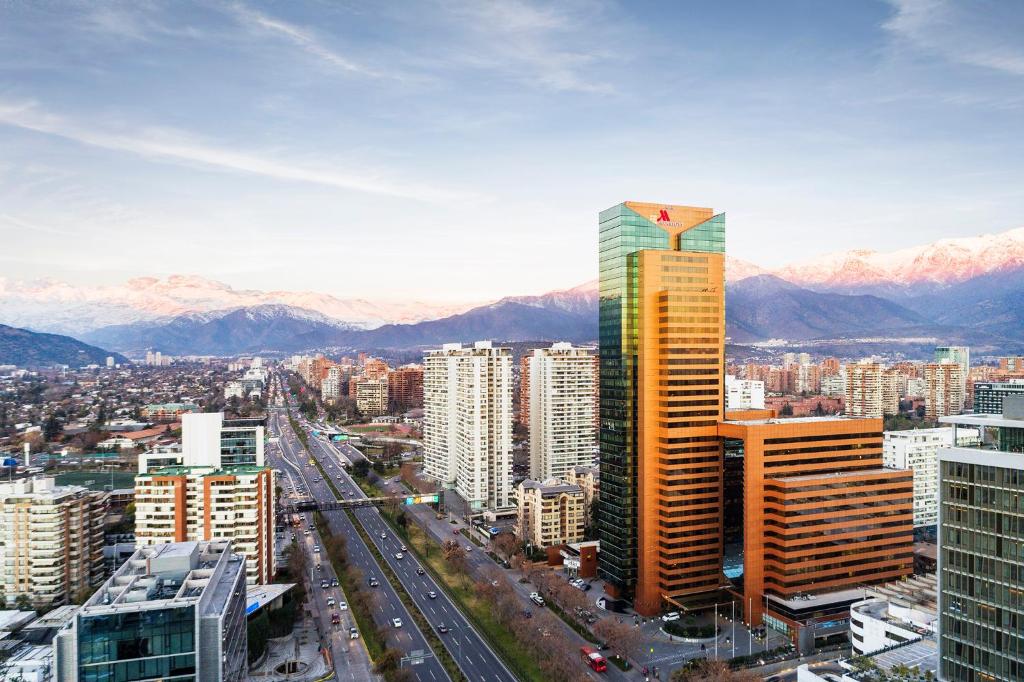 サンティアゴにあるサンティアゴ マリオット ホテルの山々を背景とした市街の景色
