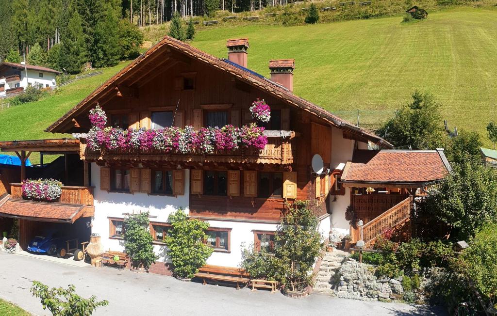 una casa con flores en las ventanas en Haus Breitfuss, en Enzenstall