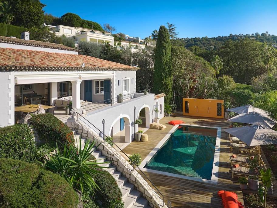une vue aérienne d'une maison avec piscine dans l'établissement Cannes magnifique villa vue mer basse Californie, à Cannes
