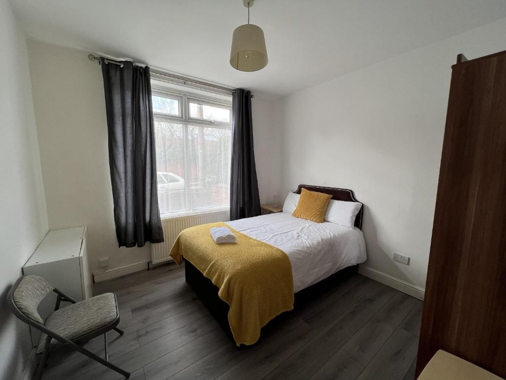 Gallery image of CHURCH VIEW, WELLINGBOROUGH - 4 or 5 PERSON CORPORATE ACCOMMODATION in Wellingborough