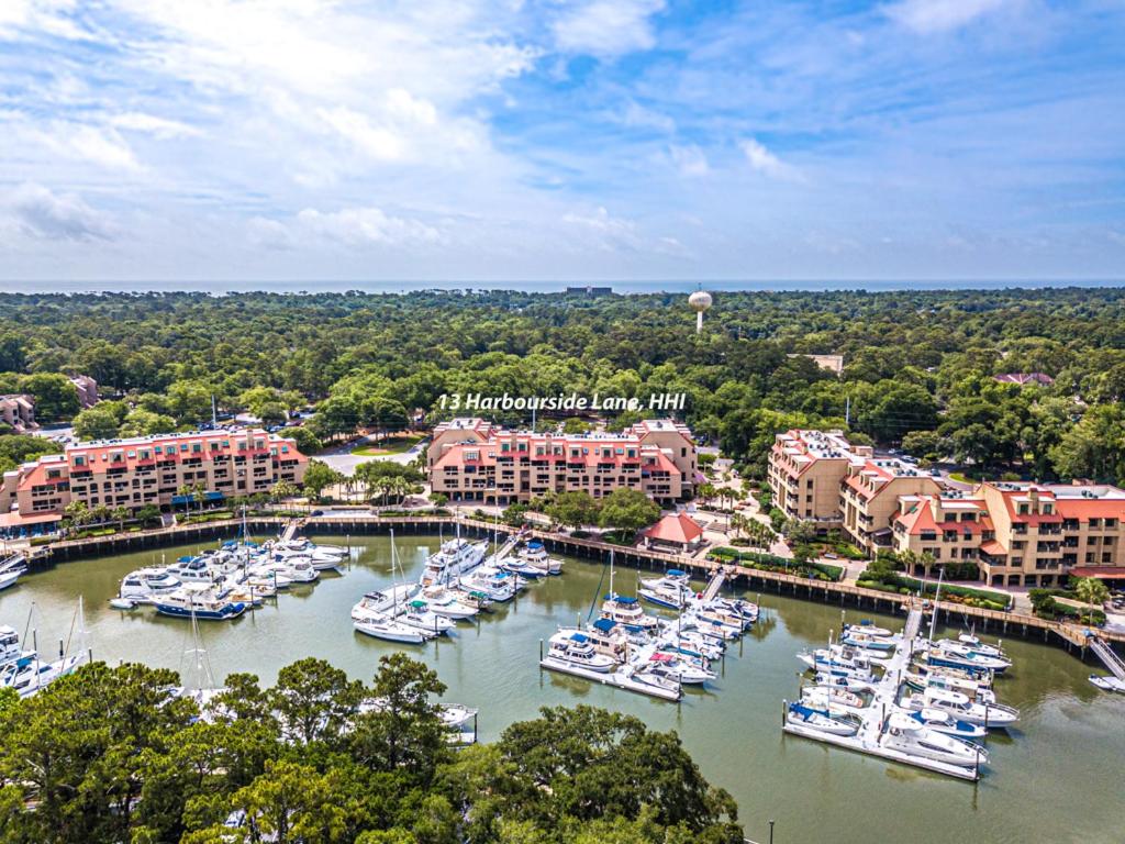 Una vista aérea de un puerto deportivo con barcos en el agua. en 7135 Harbourside II In the heart of dining and shopping Harbour View Sleeps 4 Shelter Cove, en Hilton Head Island