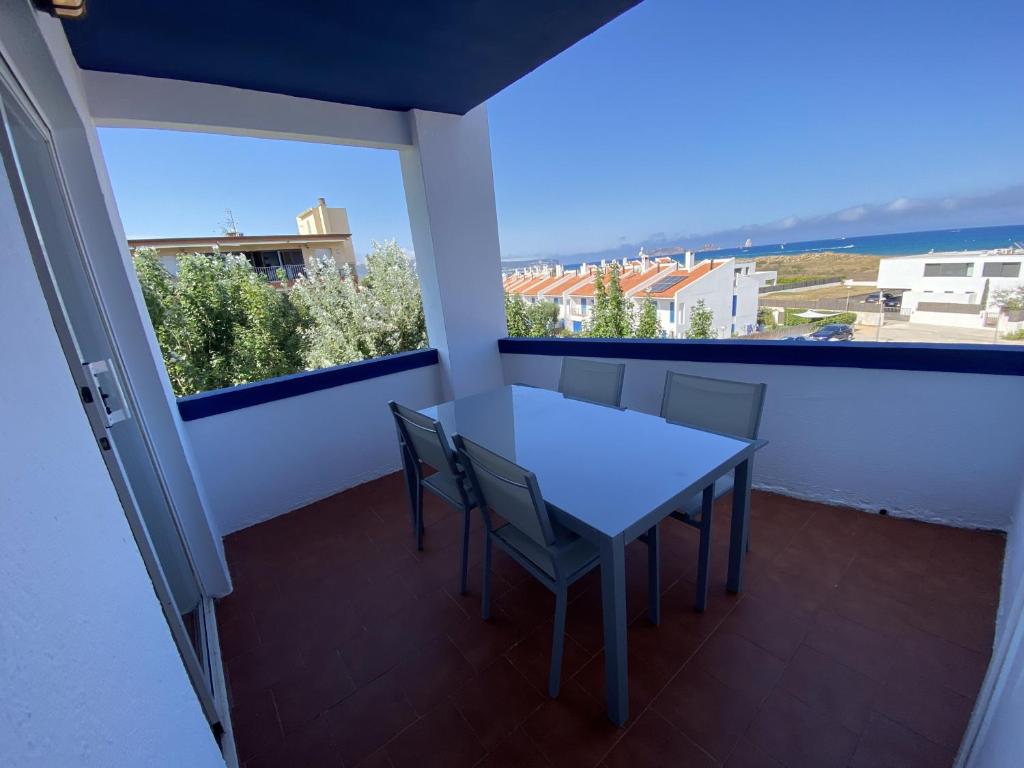 een eetkamer met een tafel en stoelen op een balkon bij Mas Pinell 31C in Torroella de Montgrí