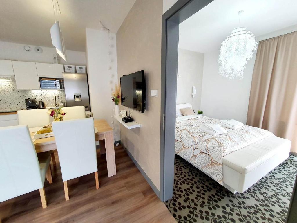 Posteľ alebo postele v izbe v ubytovaní Apartament & Spa 5 Mórz