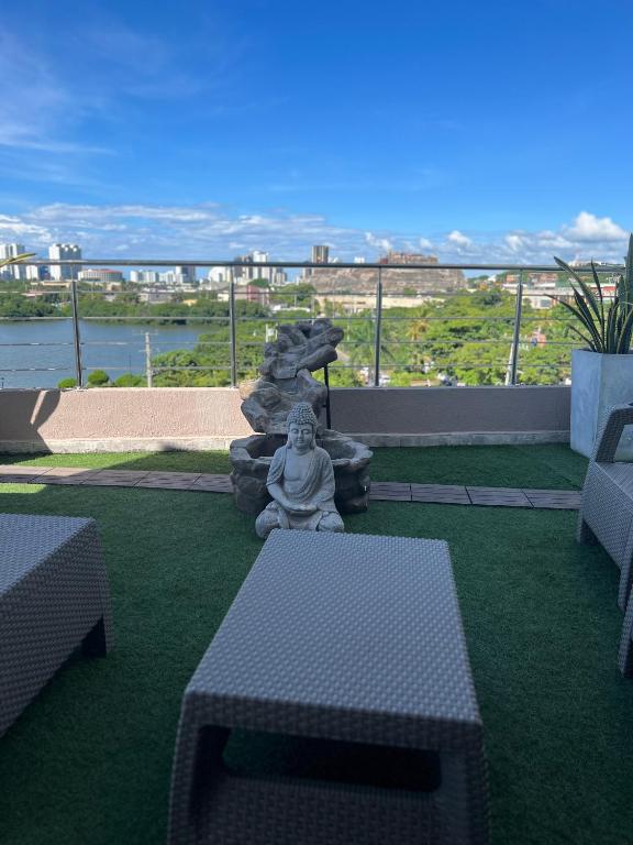 Bahia 79 Apartasuites Cerca al Centro的阳台或露台
