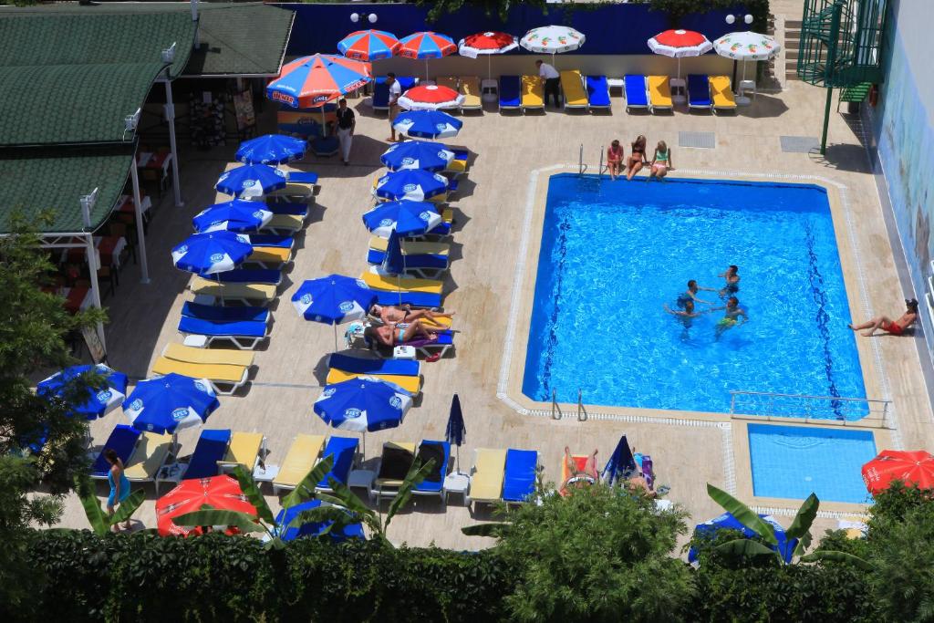 Bazén v ubytování Narcis Apart Hotel nebo v jeho okolí