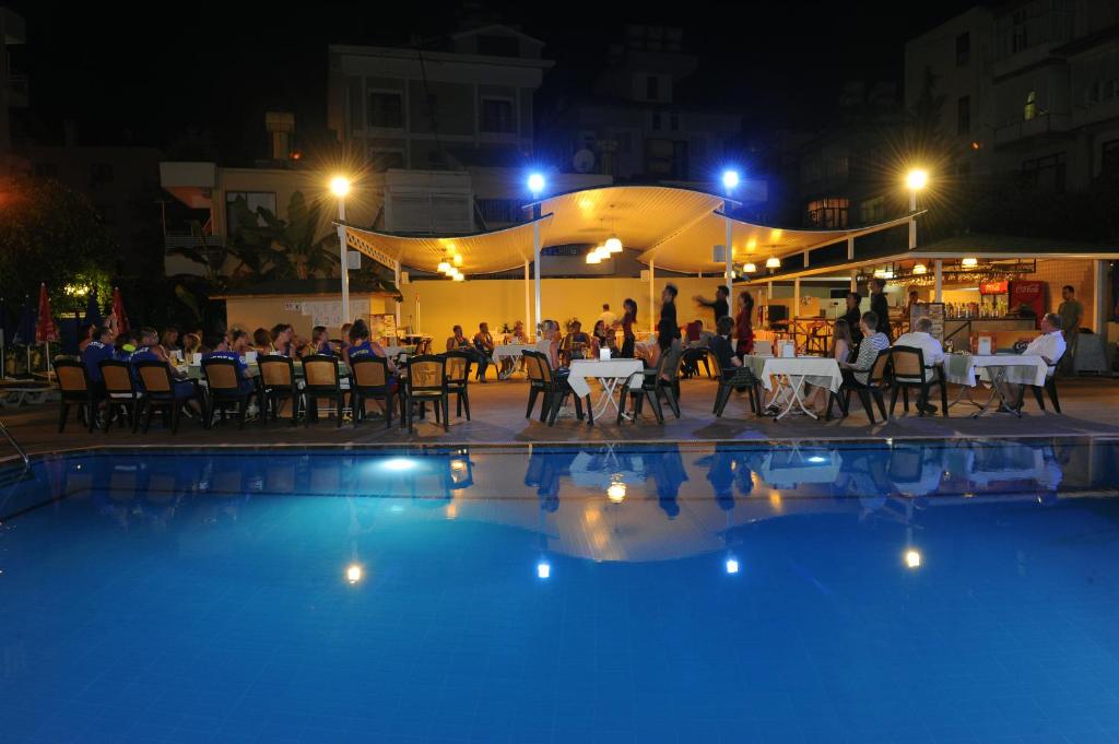 Bazén v ubytování Narcis Apart Hotel nebo v jeho okolí