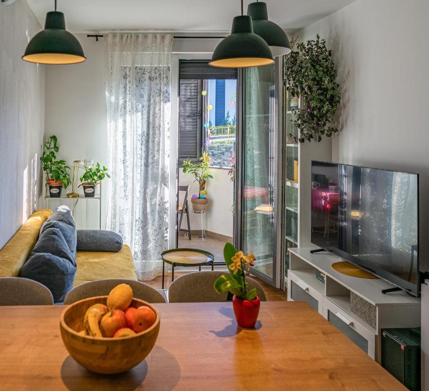 - un salon avec une table et une corbeille de fruits dans l'établissement Luxury Apartment Ruby, à Split