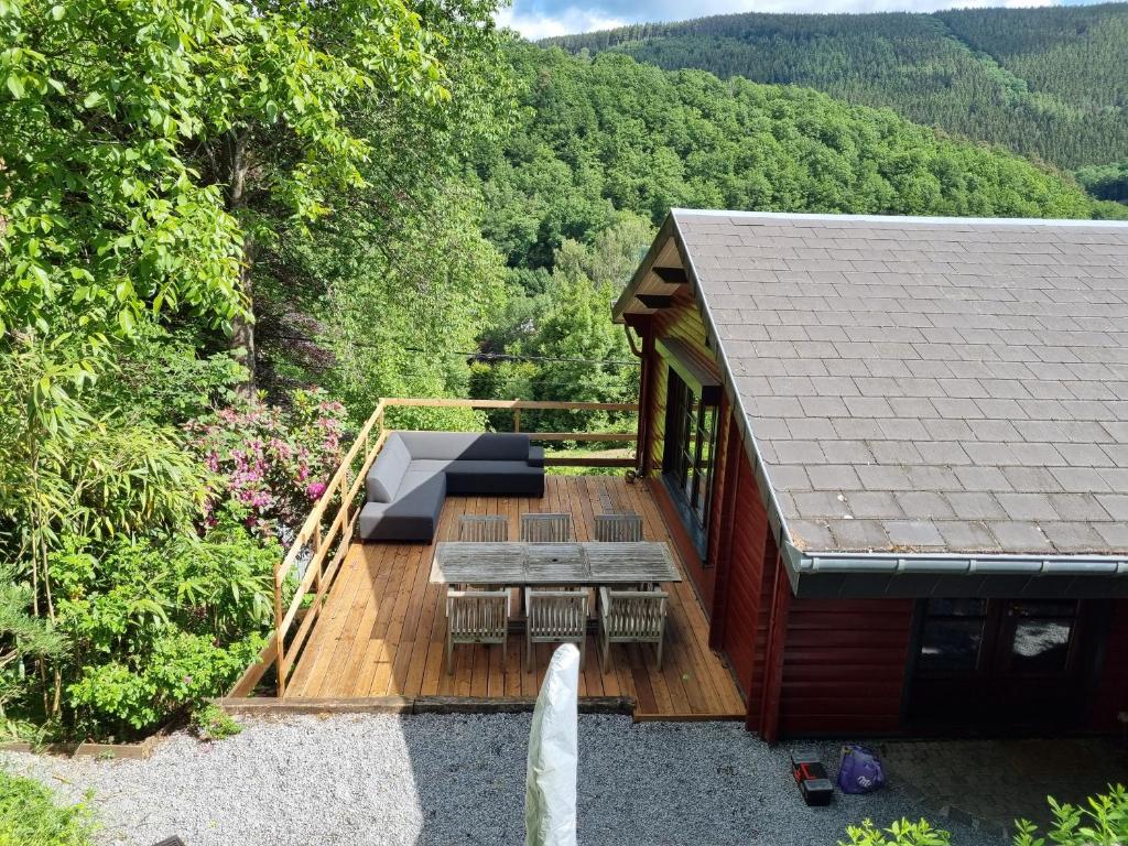 een uitzicht op een hut met een houten terras bij Chalet Coo in Stavelot