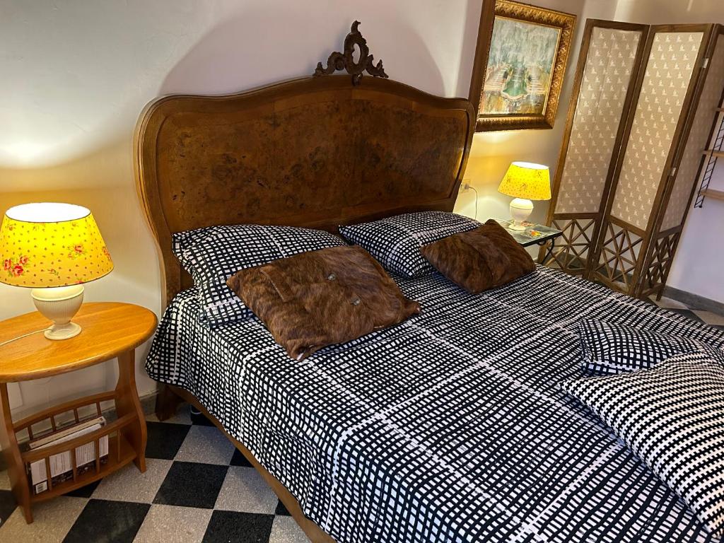 um quarto com uma cama com duas almofadas em Home Rome Lepanto em Roma