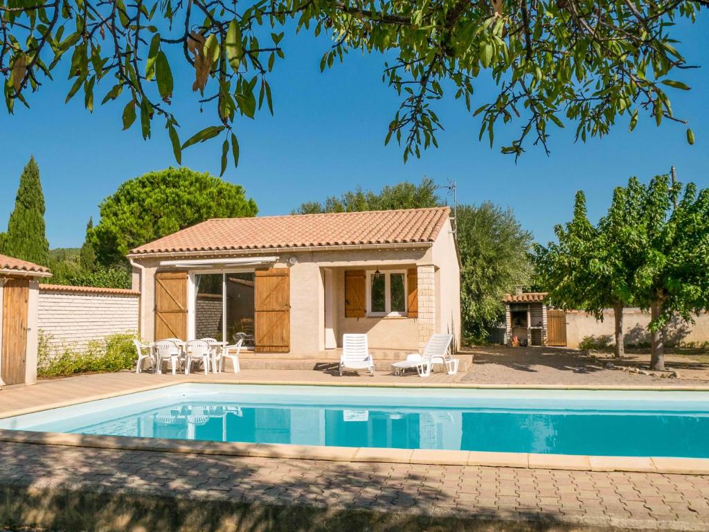 une villa avec une piscine et une maison dans l'établissement Maison Azinea, à Argeliers