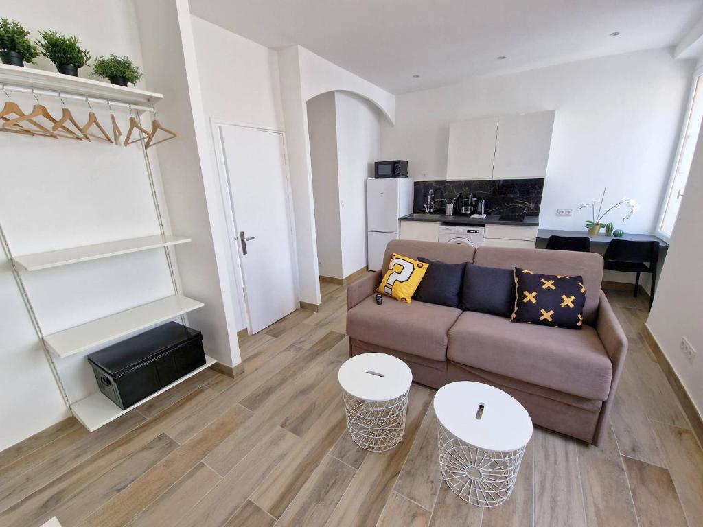 een woonkamer met een bank en 2 tafels bij Gregbnb-com - T2 37m2 -1- Est - in Toulon