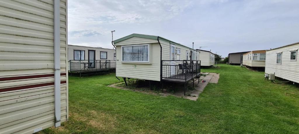 a row of mobile homes in a yard at Eastgate Fantasy Islands Static Caravan Park in Ingoldmells