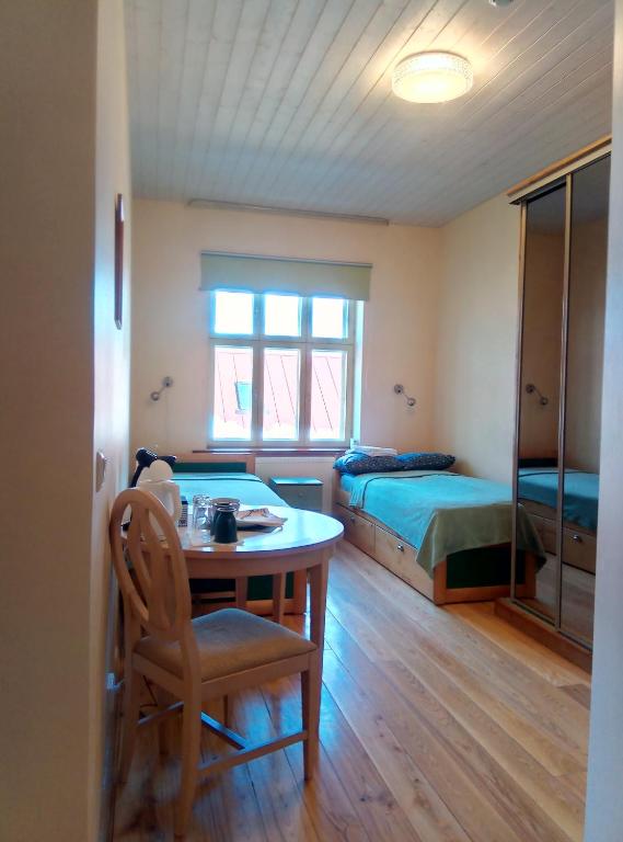 een kamer met een tafel, een bed en een bureau bij TäheMaja4 in Viljandi