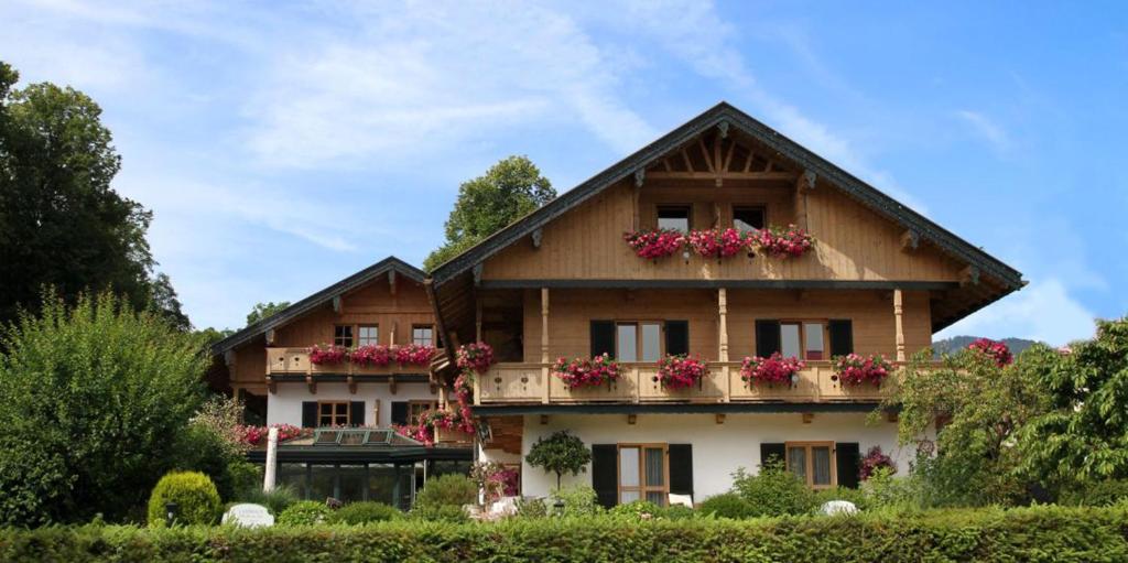 uma casa com caixas de flores na frente em SL Hotel em Bad Wiessee