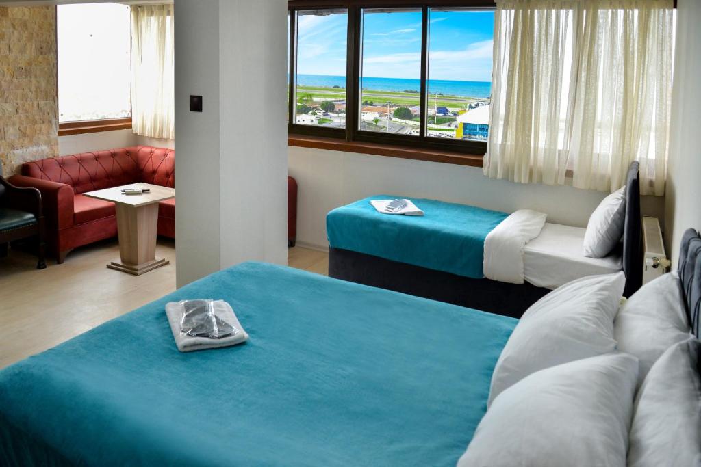 特拉布宗的住宿－Elite Holiday Hotel，酒店客房,设有两张床和一张沙发