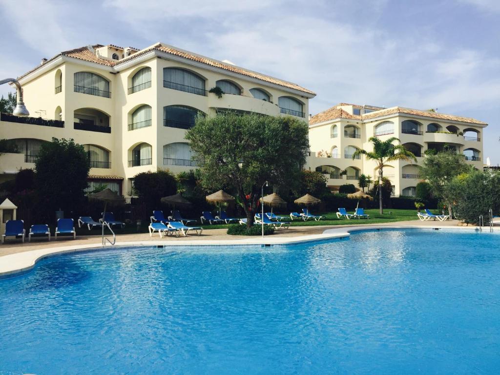 uma grande piscina em frente a um hotel em Vista Hermosa Marbella em Marbella