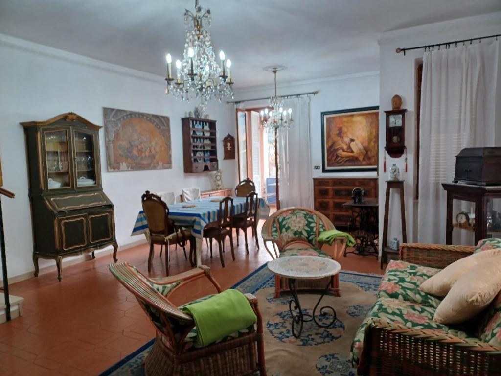 a living room with a table and a dining room at Casa vancanza Sciamandola in Levanto