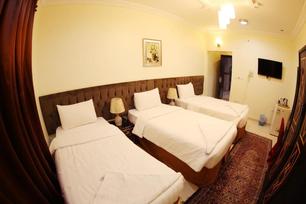 Postel nebo postele na pokoji v ubytování فندق المربع السابع Seventh Square Hotel