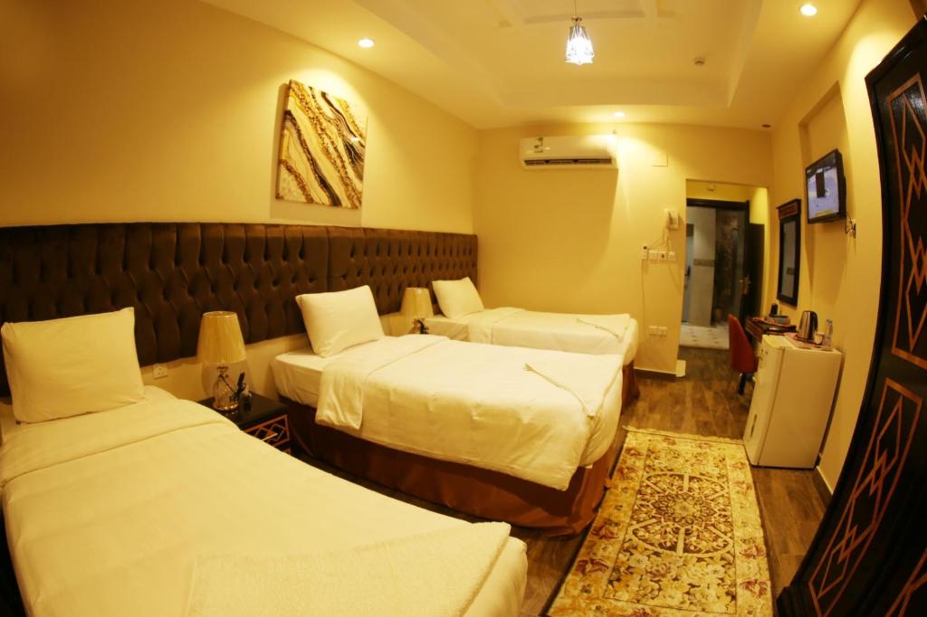 Postel nebo postele na pokoji v ubytování فندق المربع السابع Seventh Square Hotel