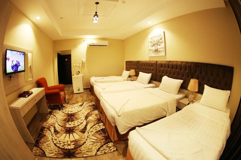 Postel nebo postele na pokoji v ubytování فندق المربع السابع Seventh Square Hotel