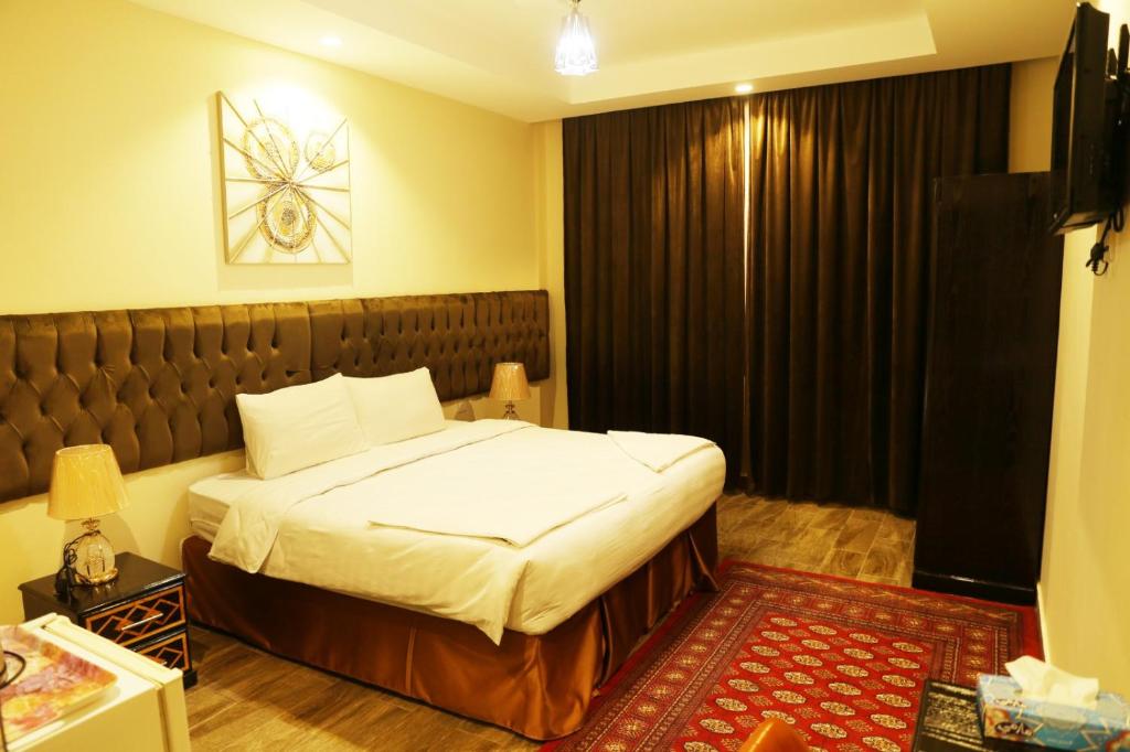Postel nebo postele na pokoji v ubytování فندق المربع السابع Seventh Square Hotel