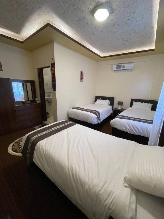 Postel nebo postele na pokoji v ubytování Ad Deir Guesthouse