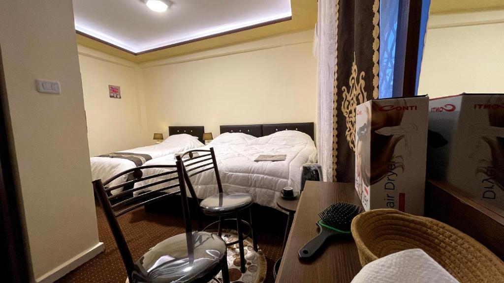 سرير أو أسرّة في غرفة في Ad Deir Guesthouse