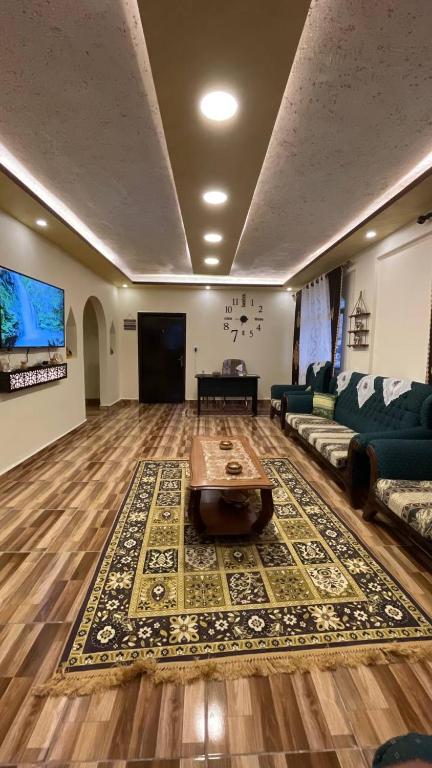 TV a/nebo společenská místnost v ubytování Ad Deir Guesthouse