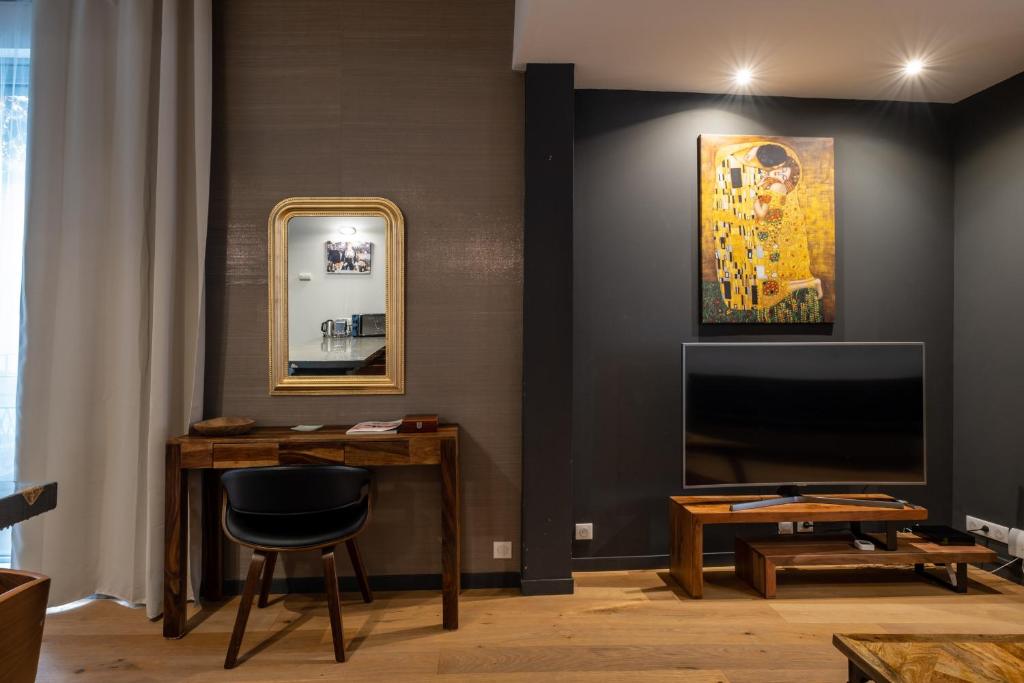 Televízia a/alebo spoločenská miestnosť v ubytovaní Appartement de prestige – rue des Arts