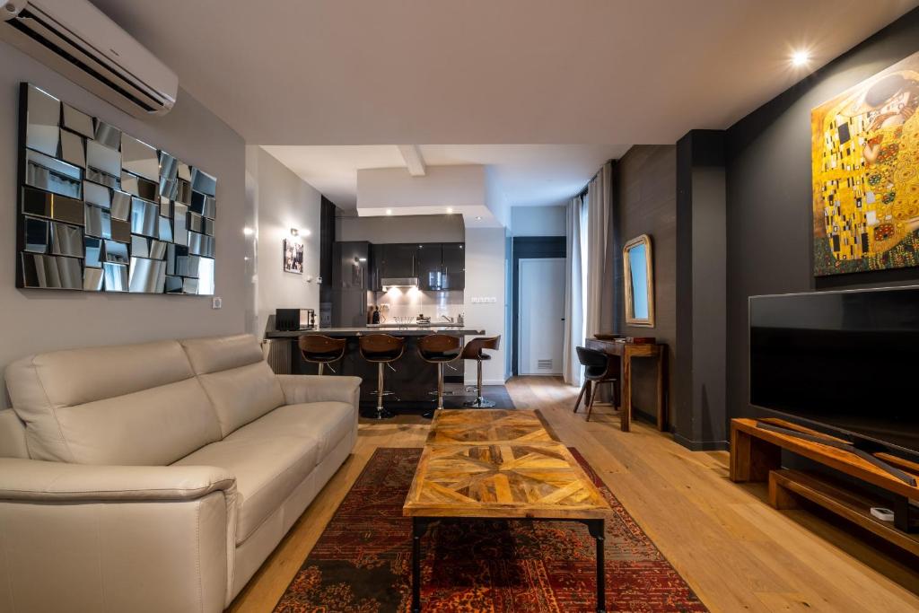 Televízia a/alebo spoločenská miestnosť v ubytovaní Appartement de prestige – rue des Arts