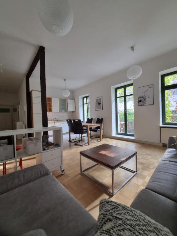 ein Wohnzimmer mit einem Sofa und einem Tisch in der Unterkunft Cosy Apartment City Center in Leipzig