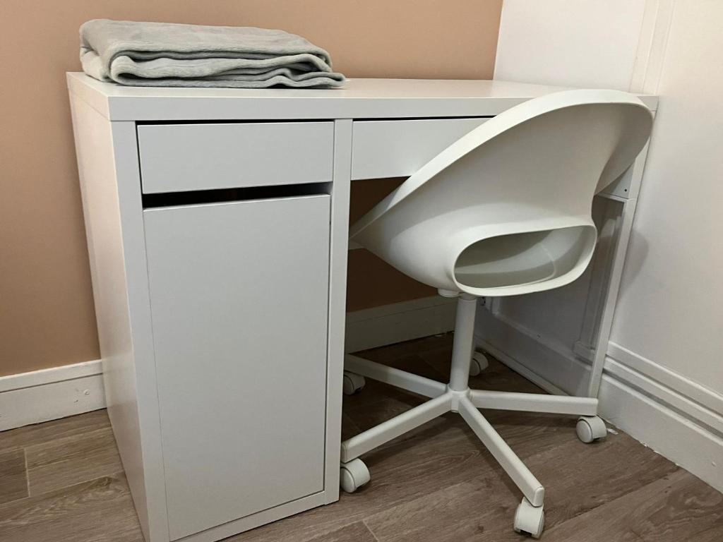 a white desk with a white chair next to it at Appartement Prestige - Amiens in Amiens