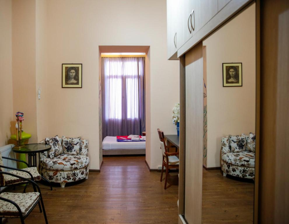 un soggiorno con tavolo e sedie e una camera di Apartment on Chubinashvili 30 a Tbilisi City