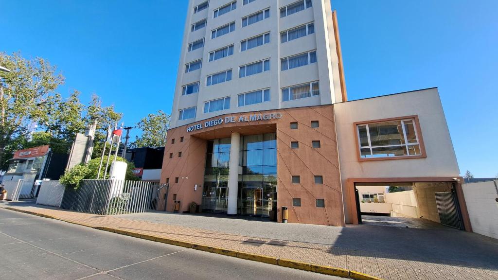 un bâtiment situé sur le côté d'une rue dans l'établissement Hotel Diego de Almagro Curicó, à Curicó