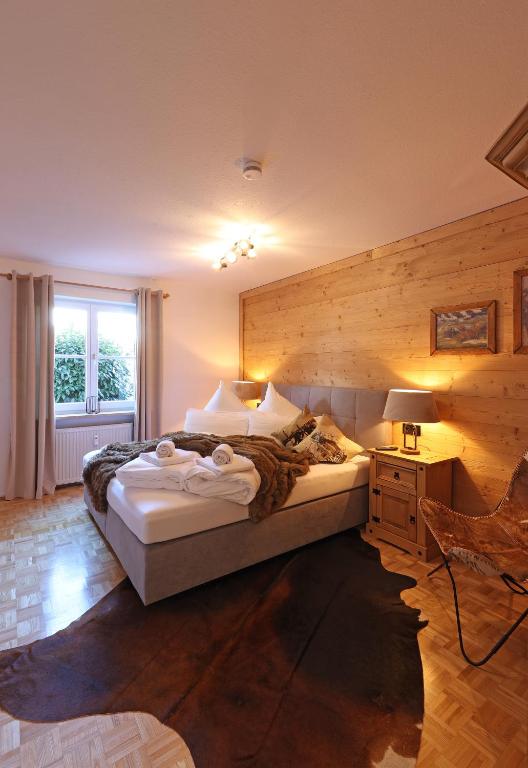 Postel nebo postele na pokoji v ubytování 'Chalet-Style' ruhige & zentrale 3-Raum-Suite direkt am Kurpark