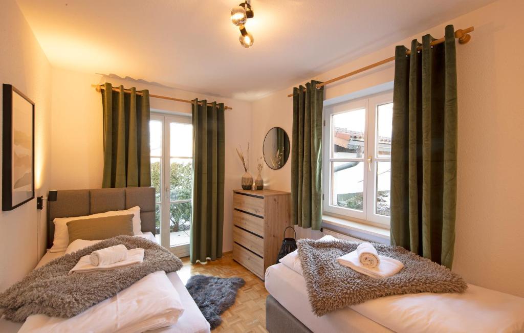 sypialnia z 2 łóżkami i oknem w obiekcie 'Chalet-Style' ruhige & zentrale 3-Raum-Suite direkt am Kurpark w mieście Oberstdorf