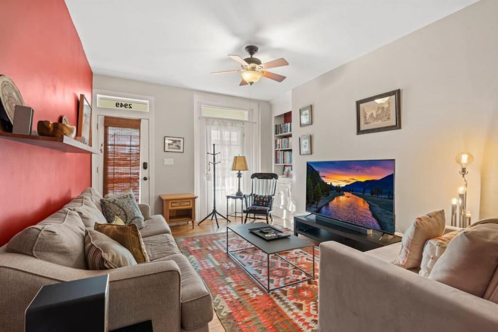 uma sala de estar com 2 sofás e uma televisão de ecrã plano em Fairmount Neighborhood Gem em Filadélfia