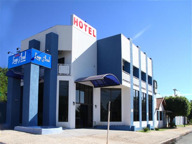 博尼圖的住宿－拉戈阿祖爾酒店，前面有标志的酒店