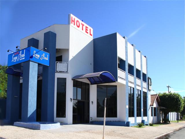 a hotel with a sign in front of it at Hotel Lago Azul in Bonito