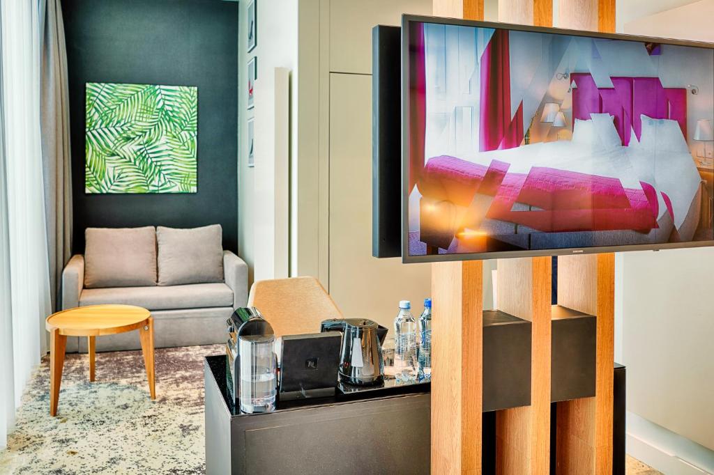 Telewizja i/lub zestaw kina domowego w obiekcie Focus Hotel Premium Sopot